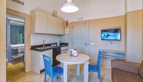 Studio (2 adults and 1 child)