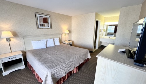 Standard Room, 1 Queen Bed, Courtyard Area