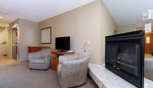 Condo, 1 Bedroom + Loft, Hot Tub (Unit 208)
