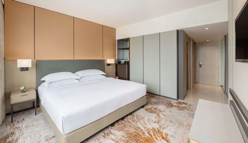 Deluxe Room, 1 King Bed, River View
