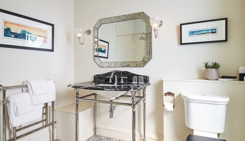 Roseate Junior Suite (located at 4 West Coates)