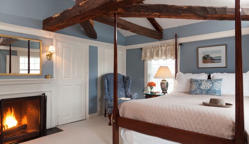 Queen Fireplace Room 