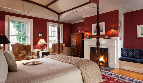 Queen Fireplace / Spa Tub Room 