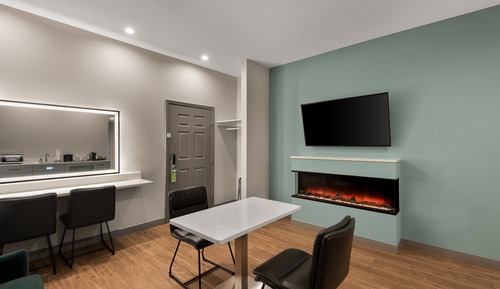 Suite, 1 Bedroom, Non Smoking, Garden View (1 King Bed, Dressing Counter)
