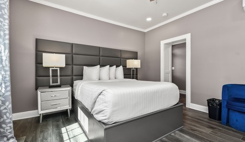 Deluxe Queen Room w/ Private Entrance