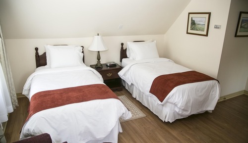 Basic Room, 2 Twin Beds (Stairs Only)