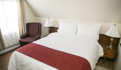 Basic Room, 1 Queen Bed (Stairs Only)