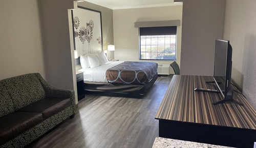 Room, 1 King Bed, Hearing Accessible, Non Smoking (Mobility, Bathtub with Grab Bars)