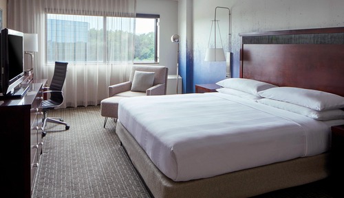 Room, 1 King Bed, Non Smoking (Mobility/Hearing Accessible, Tub)