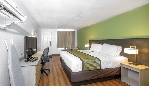 1 Queen Bed
