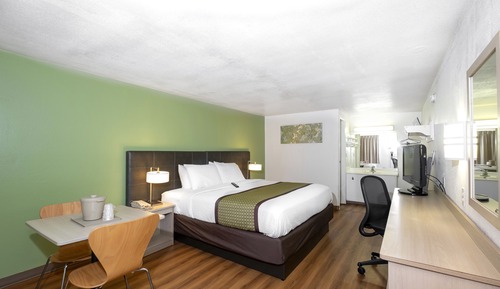 Classic Room, 1 King Bed, Smoking