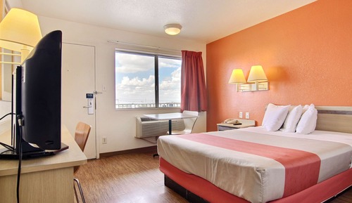 Deluxe Room, 1 Queen Bed, Accessible, Non Smoking