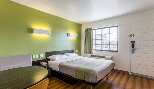 Deluxe Room, 1 Queen Bed, Non Smoking, Refrigerator & Microwave