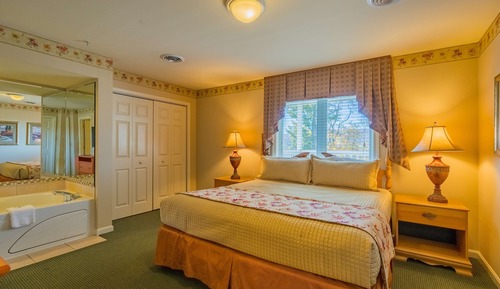 Deluxe King One Bedroom Suite, Nature View