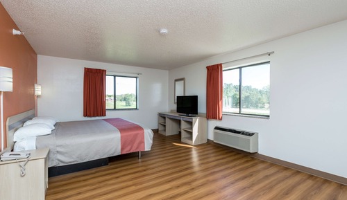 Deluxe Suite, 1 King Bed, Accessible, Smoking