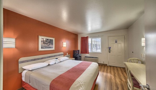 Standard Room, 1 King Bed, Accessible, Non Smoking