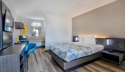 Deluxe Room, 1 Queen Bed, Non Smoking, Refrigerator & Microwave