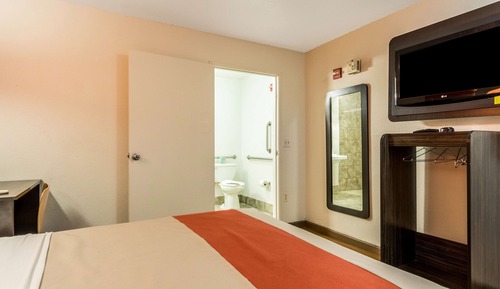 Standard Room, 1 Queen Bed, Accessible, Smoking