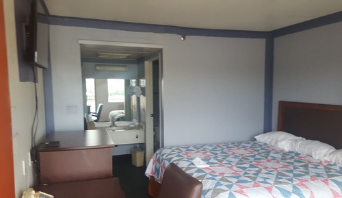 Standard Room, 1 Queen Bed, Non Smoking, Refrigerator & Microwave