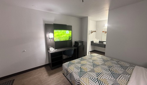 Deluxe Room, 1 Queen Bed, Non Smoking, Refrigerator & Microwave