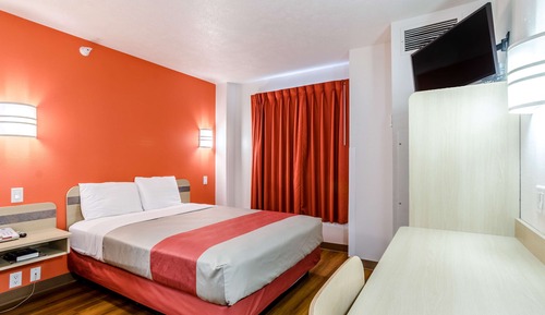 Deluxe Room, 1 Queen Bed, Non Smoking, Refrigerator & Microwave