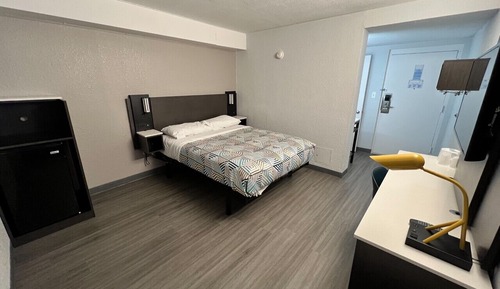 Deluxe Room, 1 Queen Bed, Accessible, Non Smoking