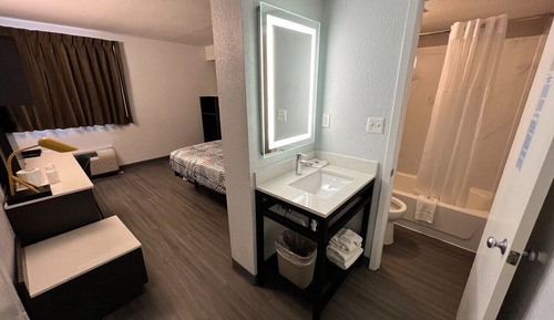 Deluxe Room, 1 Queen Bed, Non Smoking, Refrigerator & Microwave