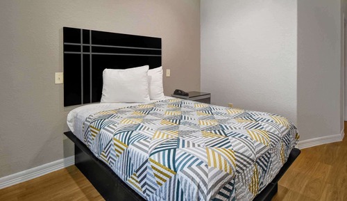Standard Room, 1 King Bed, Accessible, Smoking