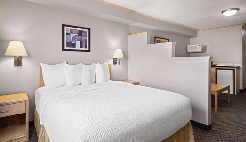 Suite, 1 Queen Bed, Non Smoking (Efficiency)