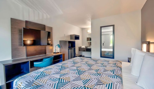 Premium Room, 1 King Bed, Non Smoking, Refrigerator & Microwave