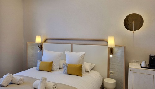 Comfort Room, 1 Queen Bed, Non Smoking, Balcony