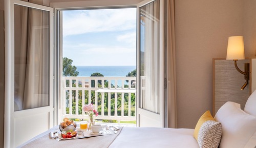 Deluxe Room, 1 Queen Bed, Jetted Tub, Sea View