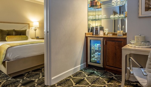 Queen Corner Suite