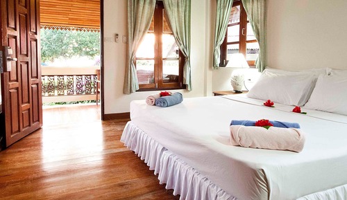Deluxe Beachpool or Beachfront Cottage