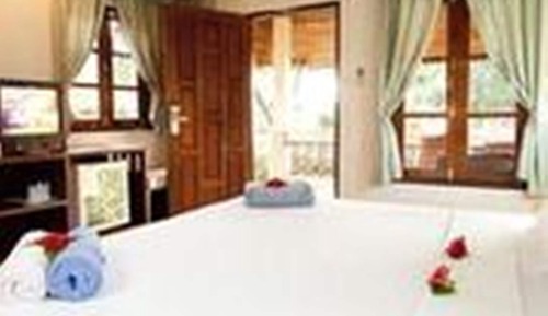 Superior Poolside or Seaside Cottage