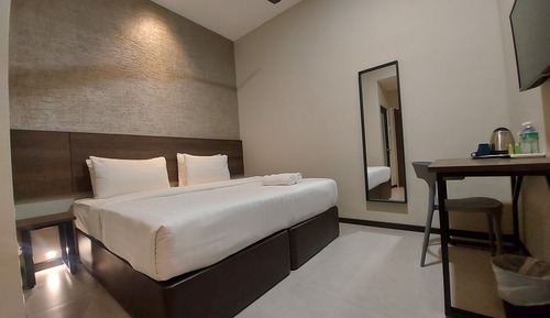 Connecting Rooms, 2 King Beds, No Window