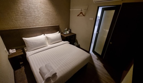 Queen Room, No Window