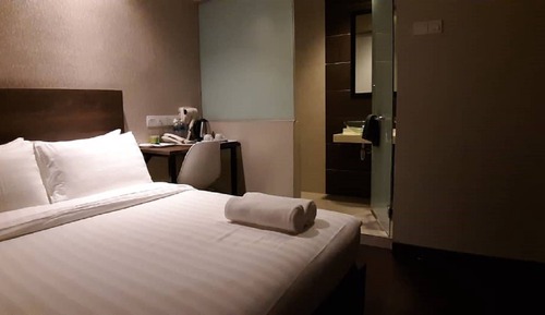 Connecting Rooms, 2 Queen Beds, No Window