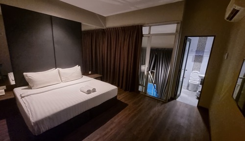 Premier Room, 1 Queen + 1 King, with Window