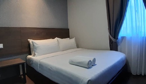 Queen Room with Window