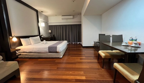 Deluxe Studio, 1 King Bed, Pool View