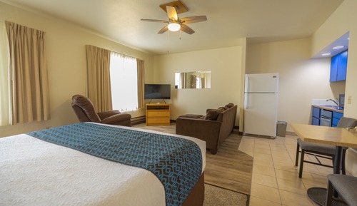 Suite, 1 Queen Bed, Kitchen