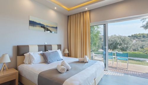 Luxury Triple Room with Shared Pool