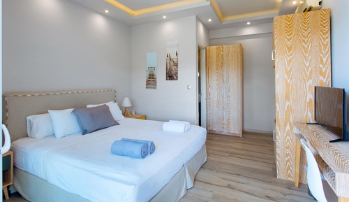 Junior Studio Suite, 1 King Bed, Pool View (Adults Only)