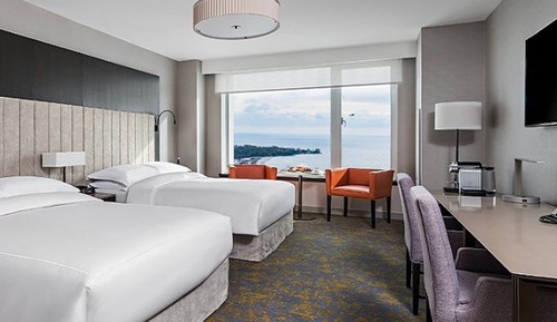 Deluxe Room, 2 Queen Beds, Roll-in Shower