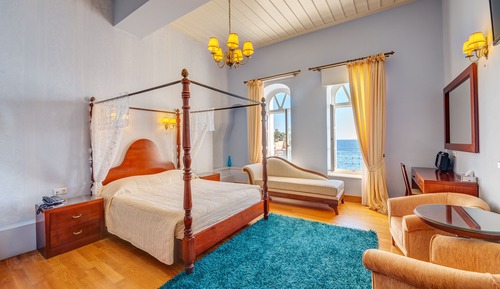 Honeymoon Suite, Sea View