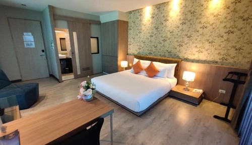Deluxe Corner Room