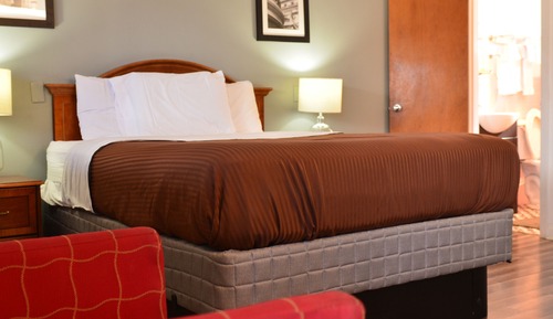 Deluxe Room, 1 Queen Bed, Refrigerator & Microwave