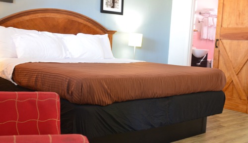 Comfort Room, 1 King Bed, Accessible, Refrigerator & Microwave