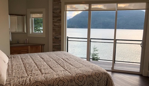 Lake Front Lodge (Carriage House)